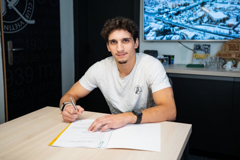 Daniel K��eneck� usp�l na zkou�ce, podepsal smlouvu se Vset�nem 