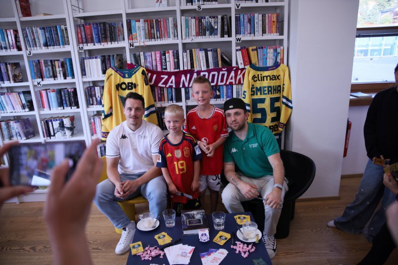 Obrazem: Hokejist� nav�t�vili vset�nskou knihovnu 