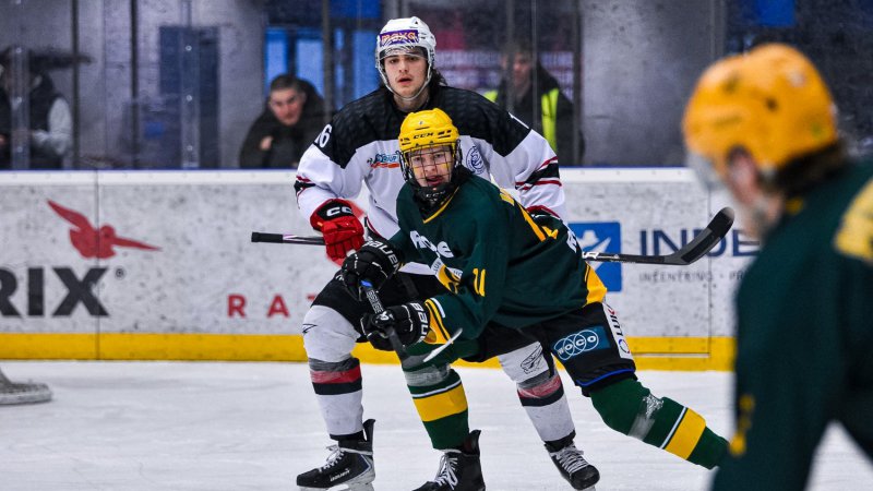 Juniory srazila branka v posledn� minut�. O finalistovi rozhodne p�t� z�pas