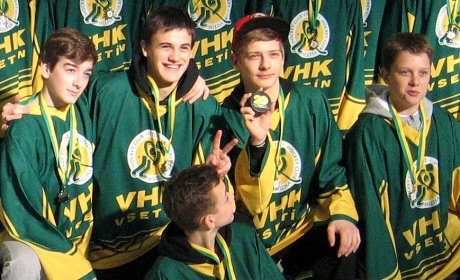 Na domcm turnaji ronk 1999 a 2000 vybojoval Vsetn druh msto