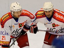 Dal hokejov menu: Perov doma ek novek z Poruby