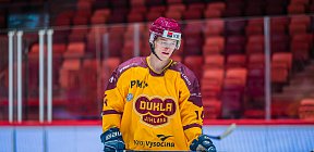 Jindřich Habermann se dívá na svou hokejku -