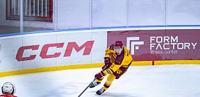 Maxim Burkov si v rozhodujícím momentu zápasu najíždí před branku -