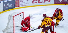 Maxim Burkov střílí vítěznou branku -