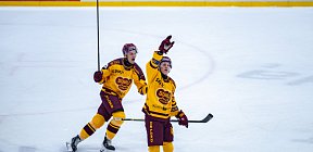 Maxim Burkov se raduje s výhry, Filip Dundáček slaví s ním -