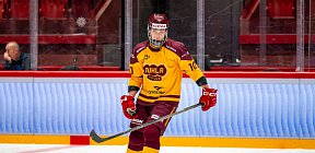 Marek Hotařík zamířil pohledem na fotografa -