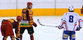 Petr Plch se ohlíží, co se děje kolem něj. - Dukla Jihlava Třebíč