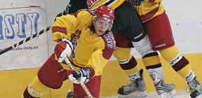 Útočná akce jednoho z domácích borců. - Dukla Jihlava Litvínov junioři