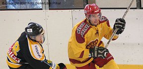 Kapitána juniorů Jiřího Mana se snaží zastavit jeden z litvínovských hráčů. - Dukla Jihlava Litvínov junioři Jiří Man