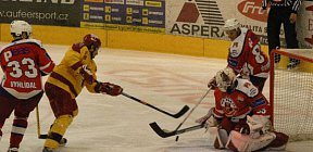 Oldřich Bakus v šanci před Jardou Suchanem. - Dukla Jihlava Havlíčkův Brod Oldřich Bakus Jaroslav Suchan