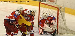 Tomáš Čachotský v péči dvou hráčů Brodu. - Dukla Jihlava Havlíčkův Brod Tomáš Čachotský