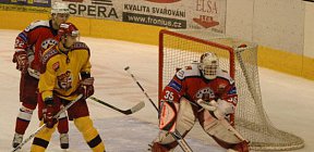 Přesilová hra Dukly, před brankou stojící Radek Míka, brodskou svatyni chránil exjihlavský Jaroslav Suchan. - Dukla Jihlava Havlíčkův Brod Radek Míka Jaroslav Suchan