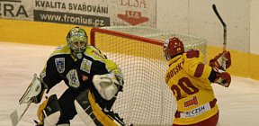 Tomáš Čachotský v gólové pozici minul. - Dukla Jihlava Kadaň Tomáš Čachotský