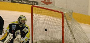 Jiří Stejskal ohlížející se za sebe. - Dukla Jihlava Kadaň Jiří Stejskal