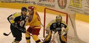 Před brankou se snaží clonit Pavel Suk. - Dukla Jihlava Kadaň Pavel Suk