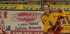 Vladimír Říha přemýšlí komu by tak přihrál. - Dukla Jihlava Hradec Králové Vladimír Říha