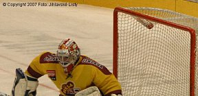 Nájezd v podání Jaroslava Roubíka, bohužel pro Duklu uspěl. - Dukla Jihlava Hradec Králové Milan Řehoř