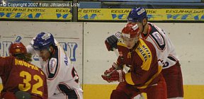 Přetahovaná o puk v podání Lukáše Krupky. - Dukla Jihlava Sareza Ostrava