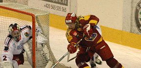 Ladislav Rytnauer objíždějící branku. - Dukla Jihlava Sareza Ostrava Ladislav Rytnauer