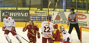 Radost jihlavských hráčů ze vstřelené branky, na zemi klečící Jiří Hanzal a Vladimír Říha. - Dukla Jihlava Sareza Ostrava Jiří Hanzal Vladimír Říha