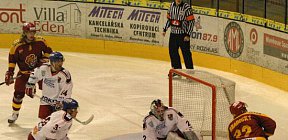 Na puk čekající Tomáš Hradecký. - Dukla Jihlava Sareza Ostrava Tomáš Hradecký