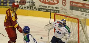 Před brankou stojící Ladislav Rytnauer. - Dukla Jihlava Kometa Brno Ladislav Rytnauer