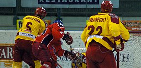 Akce Sarezy před brankou Milana Řehoře. - Dukla Jihlava Sareza Ostrava