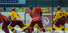 V akci obraná dvojice Tomáš Kolafa, Pavel Staněk. - Dukla Jihlava Sareza Ostrava Tomáš Kolafa Pavel Staněk