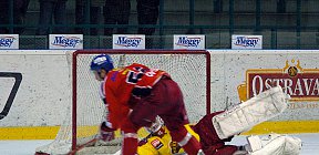 Nájezd v podání Milana Ovšáka. - Dukla Jihlava Sareza Ostrava