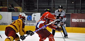 Ten člověk je všude. Tomáš Čachotský jako první útočí, jako první brání. Brance Jana Mikela však zabránit nedokázal. - olomouc