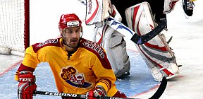 Martin Hollý krouží před třebíčskou brankou. - regionalni pohar trebic holly