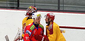 Pavel Staněk cosi vysvětluje Davidu Vítkovi. - regionalni pohar trebic rehor stanek