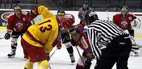 Jaroslav Mareš se sklání na vhazování. - Jihlava, Znojmo