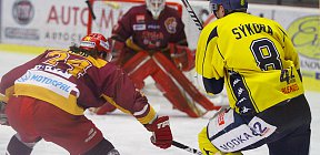 Sýkora v souboji s Martinem Filipem. - Dukla