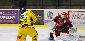 Patrik Moskal osamocený před Rittichem. - Dukla