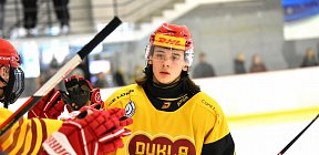 Jan Ludvík si plácá se spoluhráči - junioři Sparta