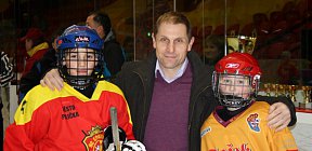 Bedřich Ščerban s nejlepčími hráči duelu mezi Duklou Jihlava a Poličkou. Vlevo Vojtěch Daněk (POL), vpravo Matěj Daňhel (JIH). - Turnaj o Pohár hejtmana Kraje Vysočina