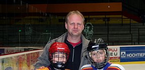 Jaroslav Musil (JIH) a Erik Čermák (SPA) - nejlepší hráči zápasu Dukla - Sparta hráli oba s desítkou na zádech. - Turnaj o Pohár hejtmana Kraje Vysočina