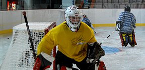 Na stadionu se připravují i gólmani podle metod Petra Jaroše. Ten je nyní v KHL, cvičení vede jeho nástupce Jan Dršata. - Zdeněk Drla