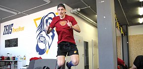 Vlastimil Dostálek přeskakuje Petra Velebu - 210518_prvni_trenink_posilovna