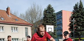 Radim Toman při skoku jednou nohou do dálky. Přihlíží kondiční trenér Jakub Krajíček - Radim Toman při skoku jednou nohou do dálky. Přihlíží kondiční trenér Jakub Krajíček