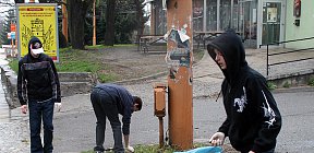 Daniel Dvořák, Gabriel Sobotka a Roman Zajíc (zleva) měli svůj revír ze strany od pivovaru. - MDO uklid kolem zimaku