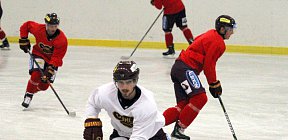 Martin Osmík v zádech s dvojicí dalších útočníků - Lukášem Andělem a Davidem Čermákem - Martin Osmík v zádech s dvojicí dalších útočníků - Lukášem Andělem a Davidem Čermákem