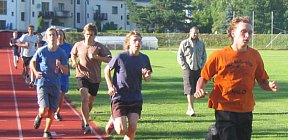 Junioři při svém běhu na 1500 metrů, na čele této skupinky Jan Dršata, za ním Petr Navrátil. - Výstupní testy mládeže Jan Dršata Petr Navrátil