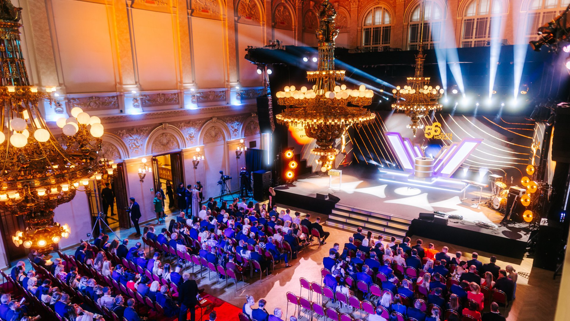 CENA FANOUŠKA ZLATÉ HOKEJKY 2025: VY ROZHODUJETE, KDO SI ODNESE TROFEJ!