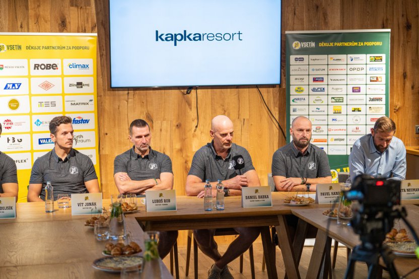 ​VIDEO: Tiskov konference VHK ROBE Vsetn ped sezonou 2025/2026