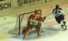 Pro puk za branku směřuje kladenský Bílek. - Bílek Dukla Jihlava Kladno