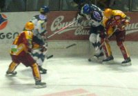 Jeden z mnoha soubojů u mantinelu.
- Dukla Jihlava Kladno