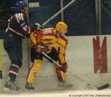 Jan Tesařík atakuje Ondřeje Poláka. - Jan Tesařík Ondřej Polák Dukla Jihlava Sareza Ostrava