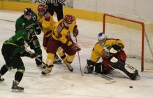 Za pukem se tlačí Ondra Posmyk. - Dukla Jihlava Karlovy Vary junioři